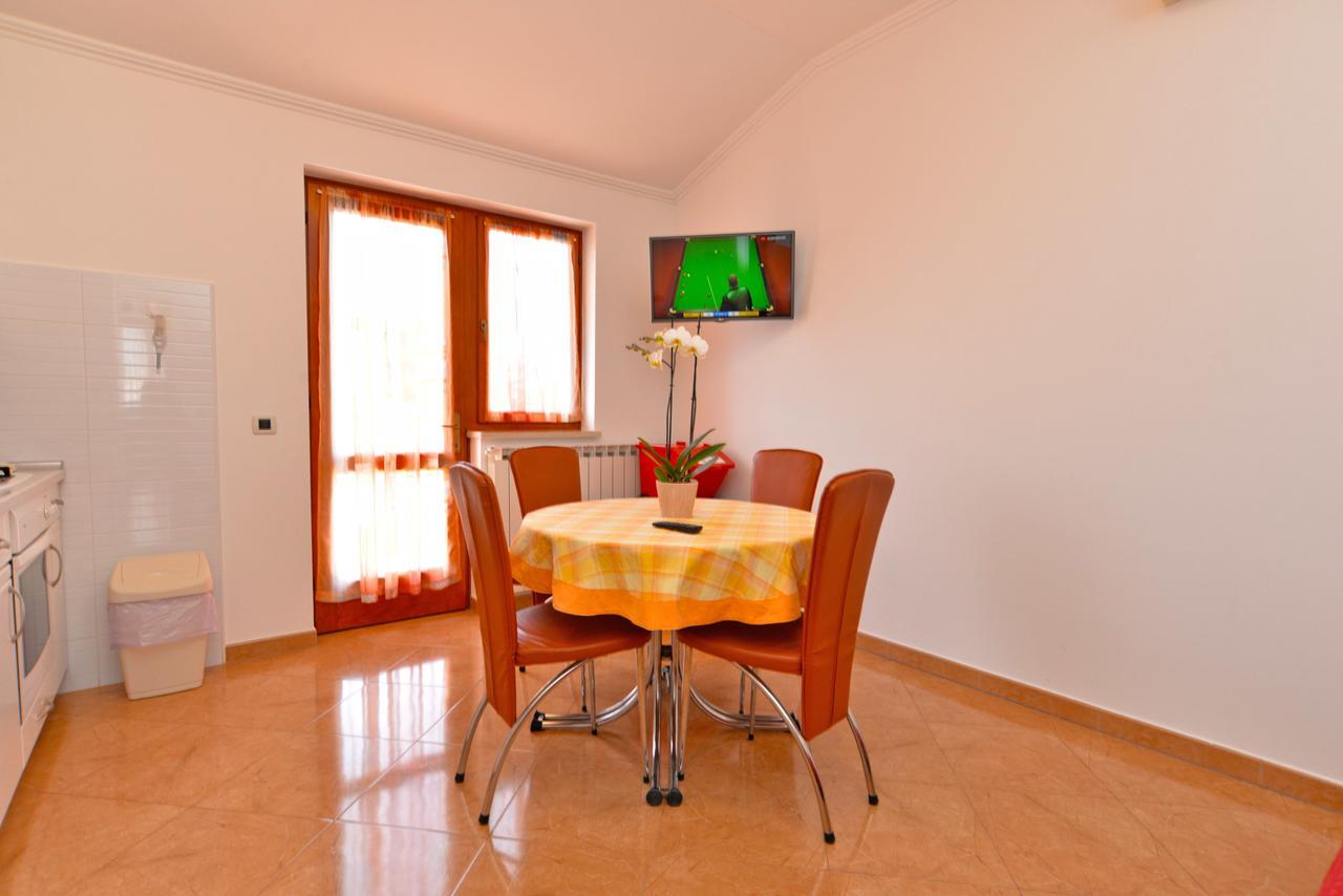 Ljiljana 1553 * Novigrad (Istria)